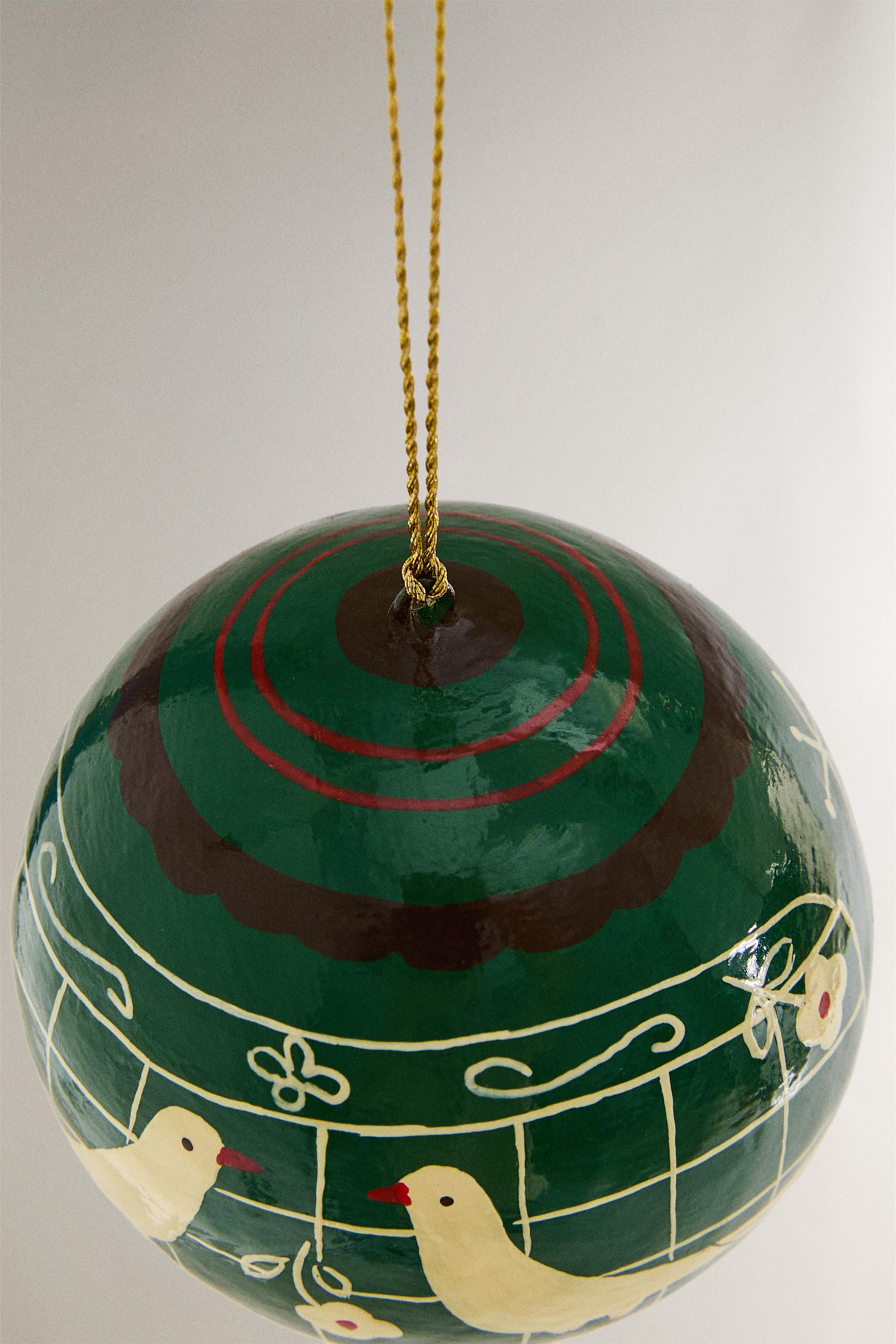 CHRISTMAS TREE BALL ORNAMENT WITH HENS AND FLOWERS
